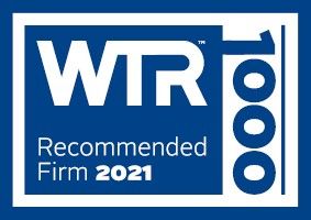 Logotipo da WTR Recommended Firm 2021 em azul e branco.