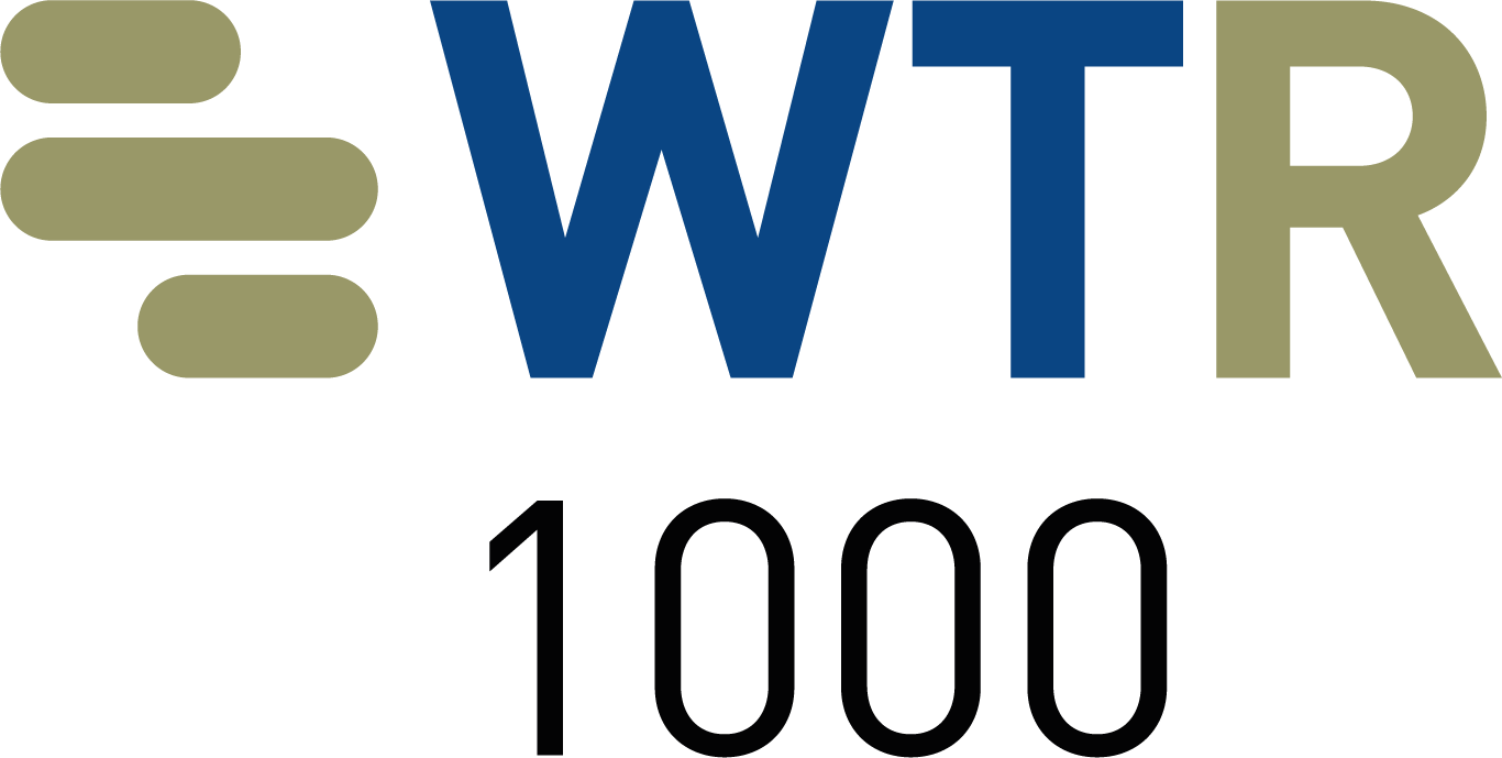 Logotipo WTR 1000 com texto azul e verde-oliva sobre fundo branco.