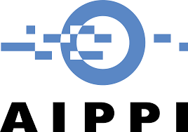 Logotipo circular azul com barras semelhantes a pixels acima do texto preto AIPPI