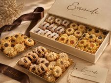 Vetrina con pasticceria assortita, tra cui torte, crostate e muffin, in un ambiente da panetteria.