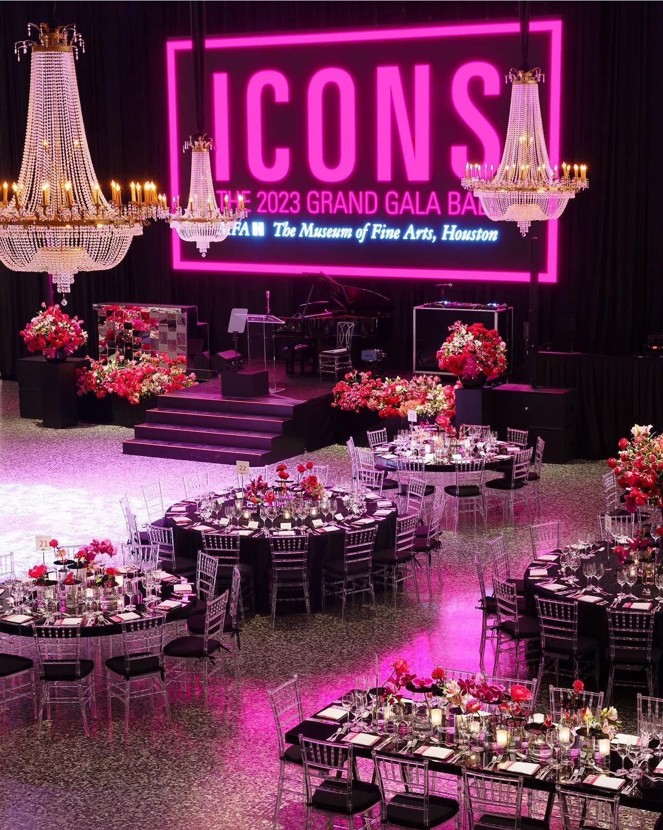 Event with black and pick decor and chandeliers