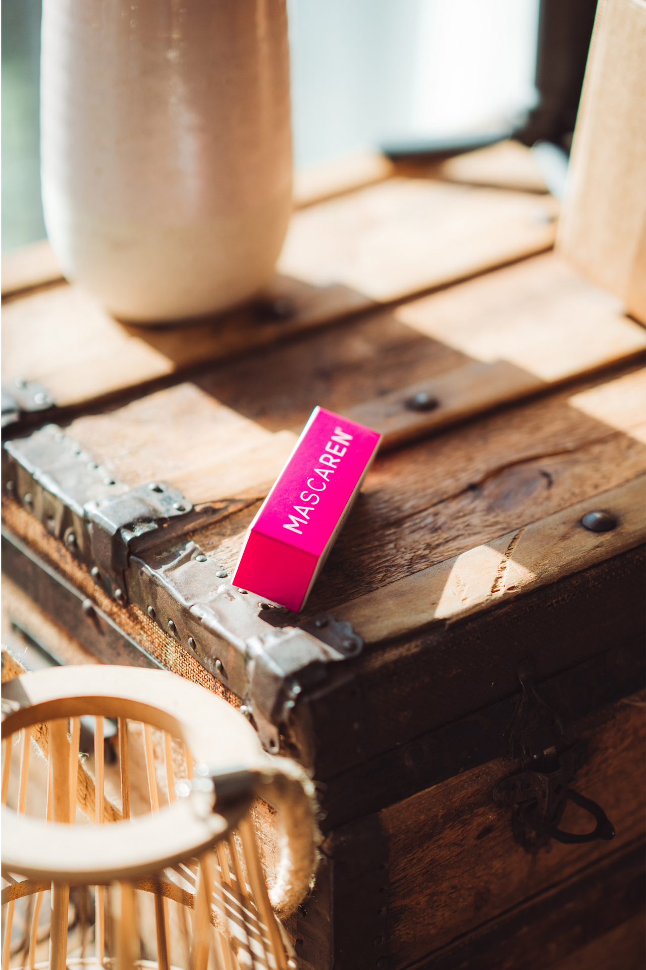 A wooden table with a pink tag on it that says ' maschinen ' on it.