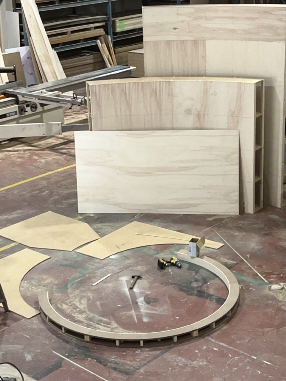 Un montón de piezas de madera están tiradas en el suelo.