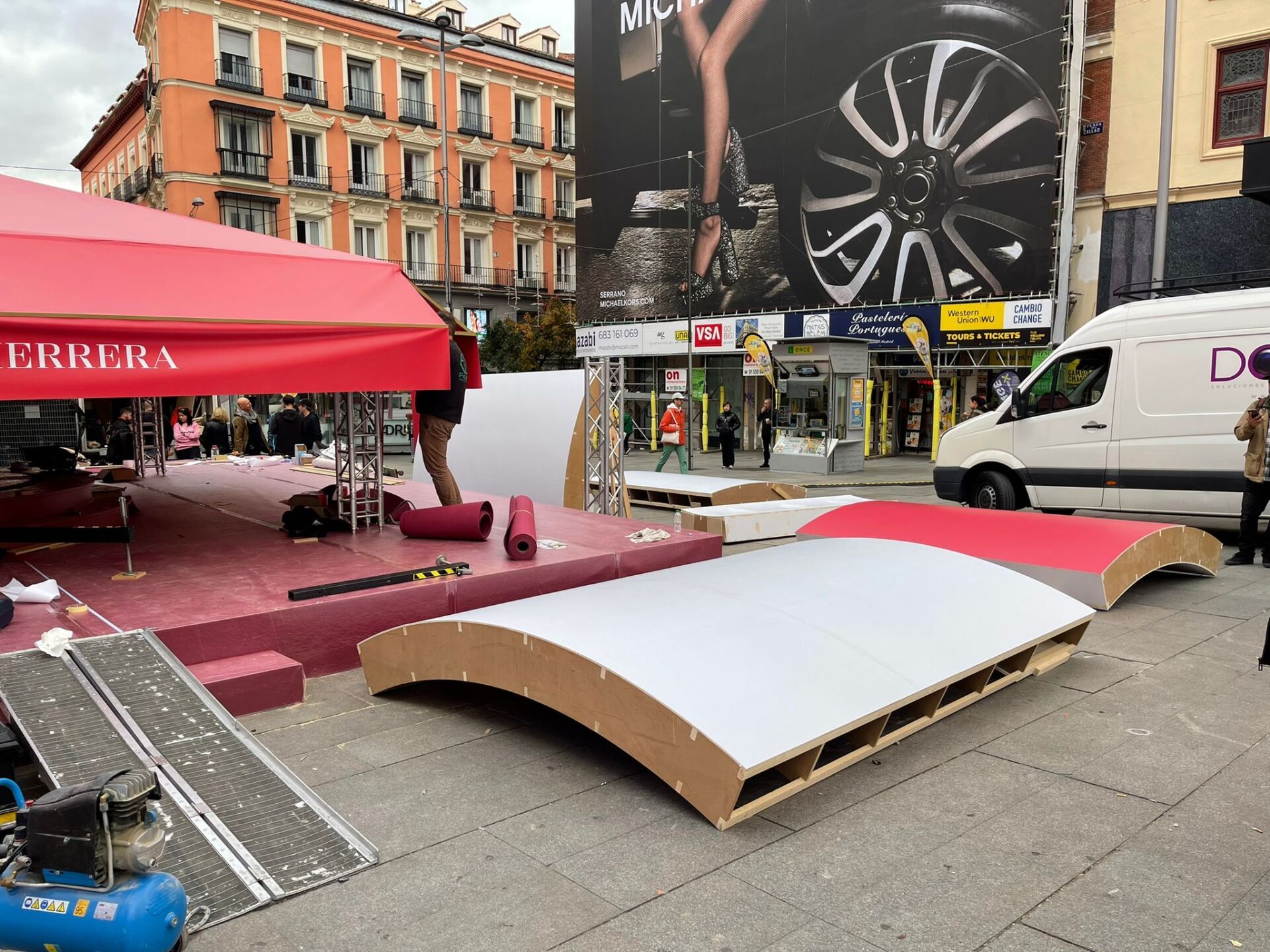 Una camioneta blanca con la palabra 