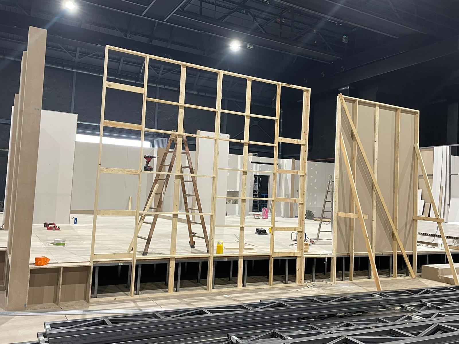 Se está construyendo una gran estructura de madera en un edificio.
