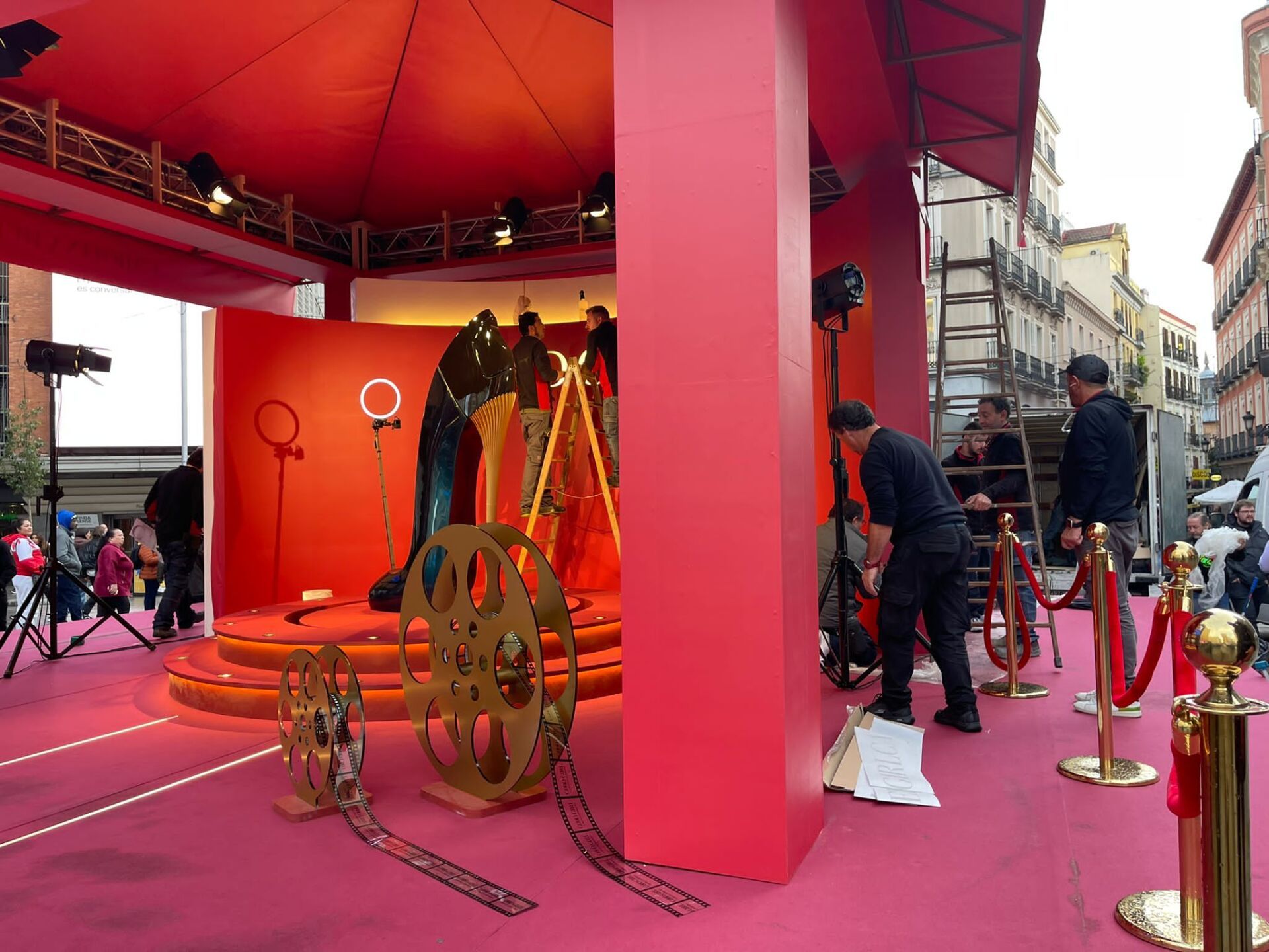 Un grupo de personas está trabajando en una alfombra roja.