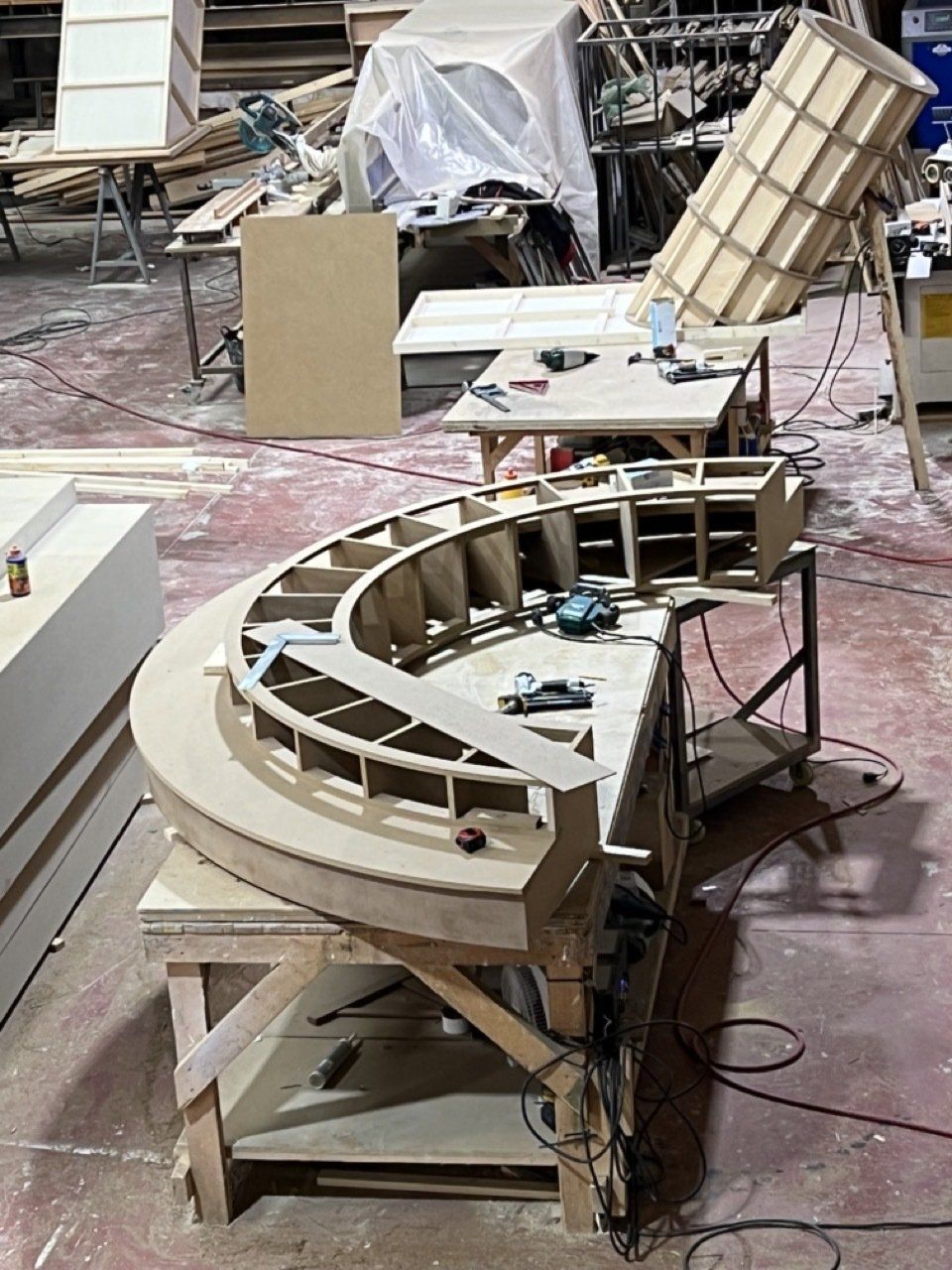 Se está construyendo una estructura de madera en una fábrica.