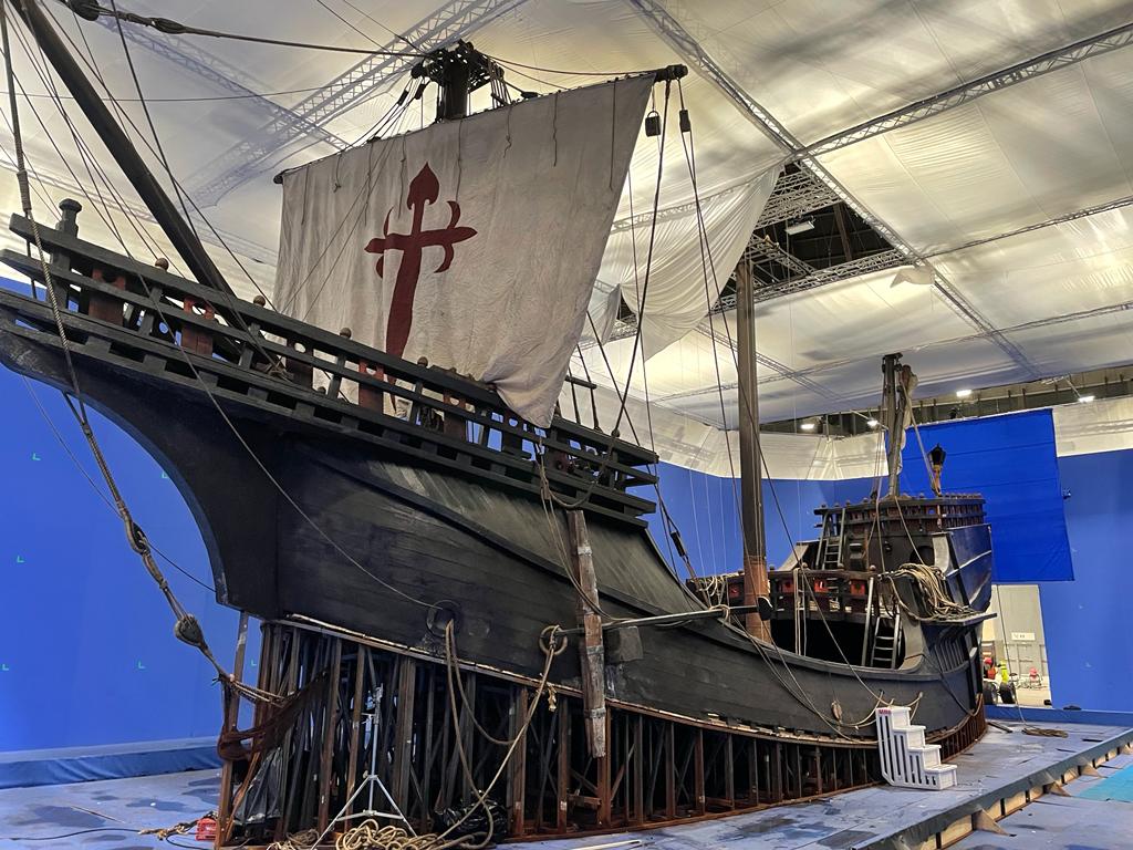 Un modelo de un barco pirata con una cruz en la vela.