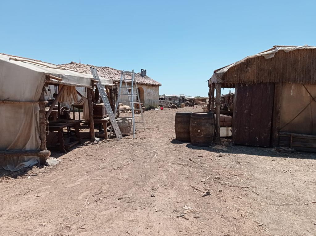 Un grupo de tiendas de campaña están sentadas en medio de un desierto.