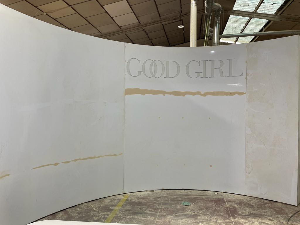 Una pared blanca con la palabra Dios escrita en ella.