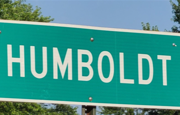A green street sign that says humboldt on it
