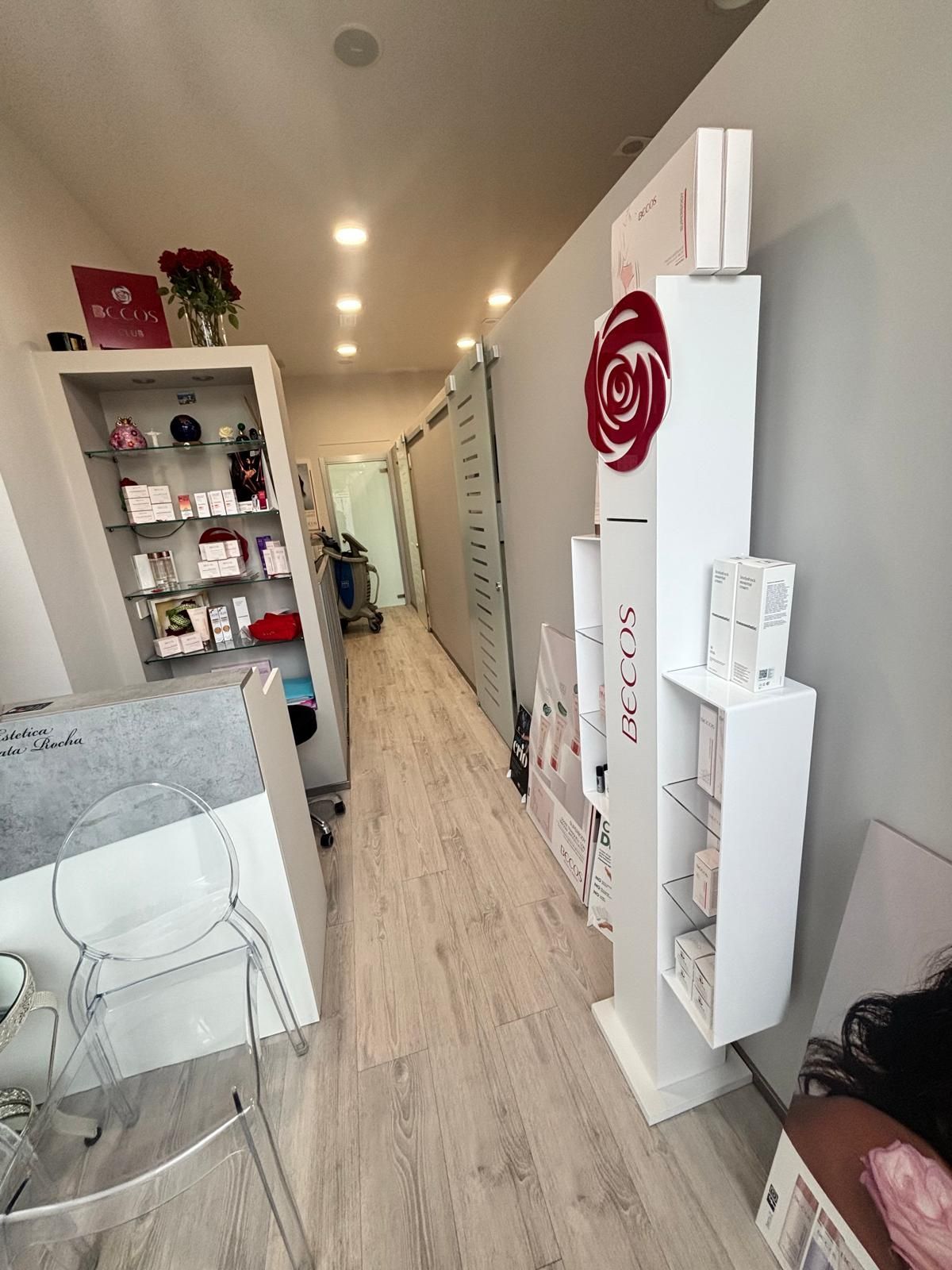 Corridoio moderno di un salone con vetrine bianche, mensole e faretti a incasso nel soffitto