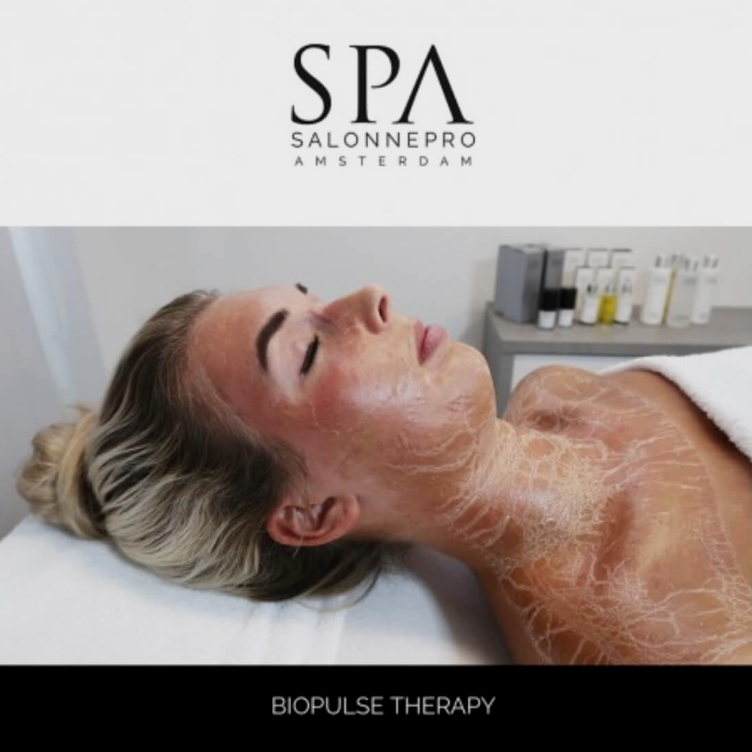 Vrouw ondergaat BioPulse-therapie bij Salonenpro Amsterdam, liggend op een behandelbank met aangebrachte crème.