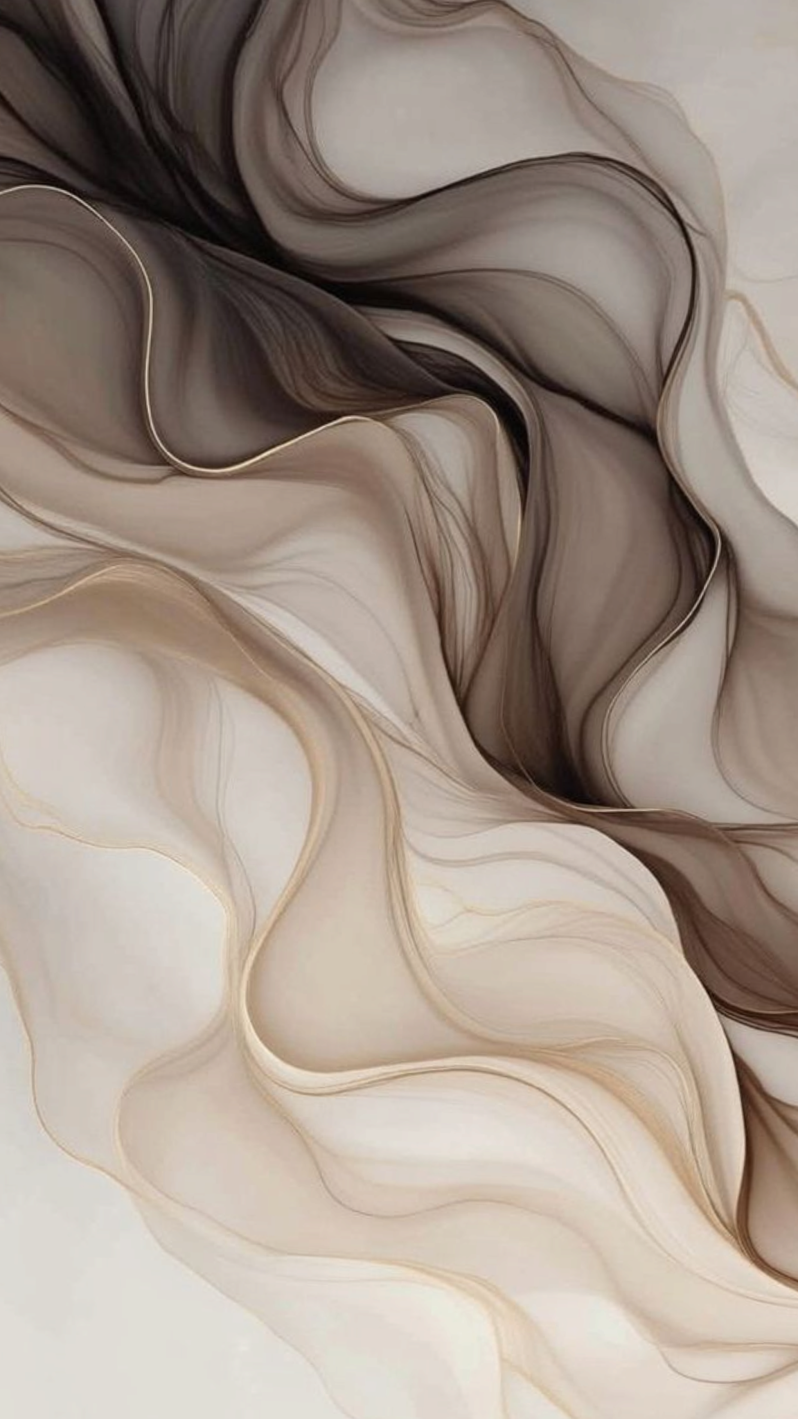 Abstracte, vloeiende beige en bruine golven met zachte kleurovergangen en gouden contouren.