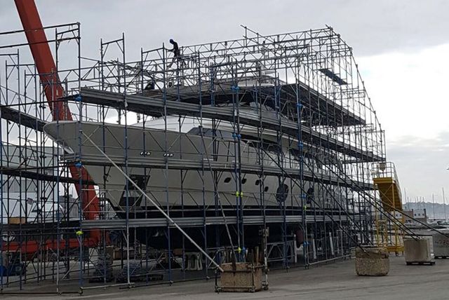 Impalcature attorno a una grande nave o a una struttura industriale in costruzione in un cantiere navale.