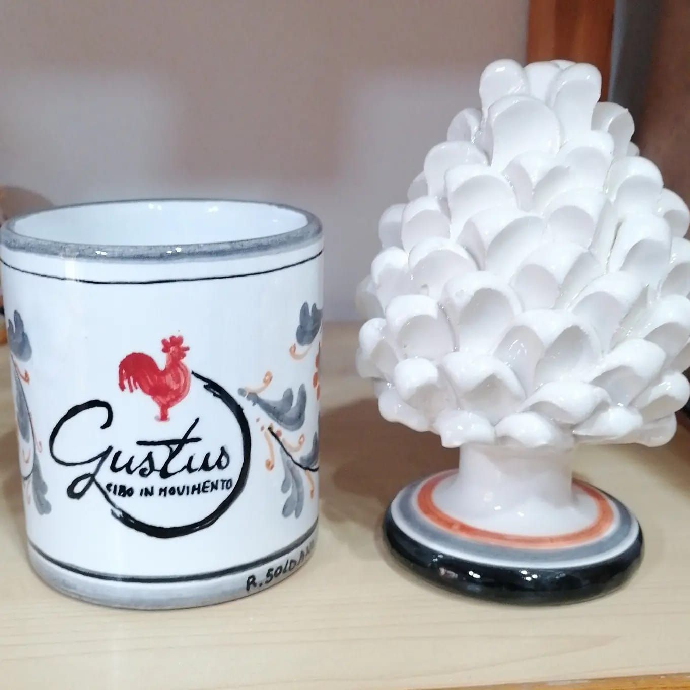 Tazza in ceramica bianca con la scritta