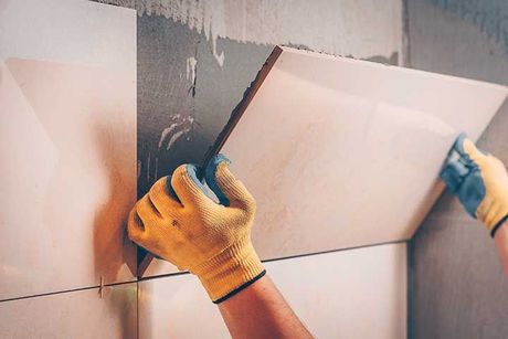 The working tile glues on the wall tiles
