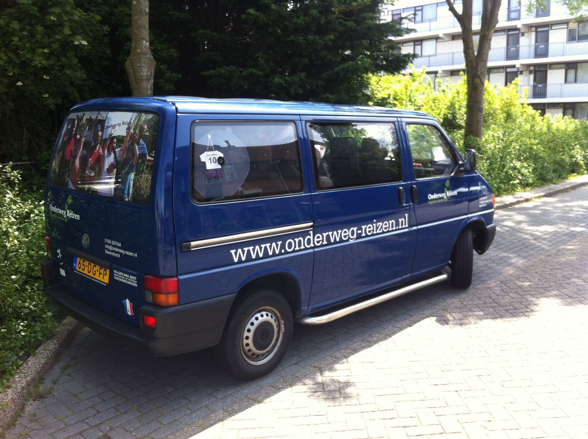 Moderne Mercedes Sprinter in de bergen