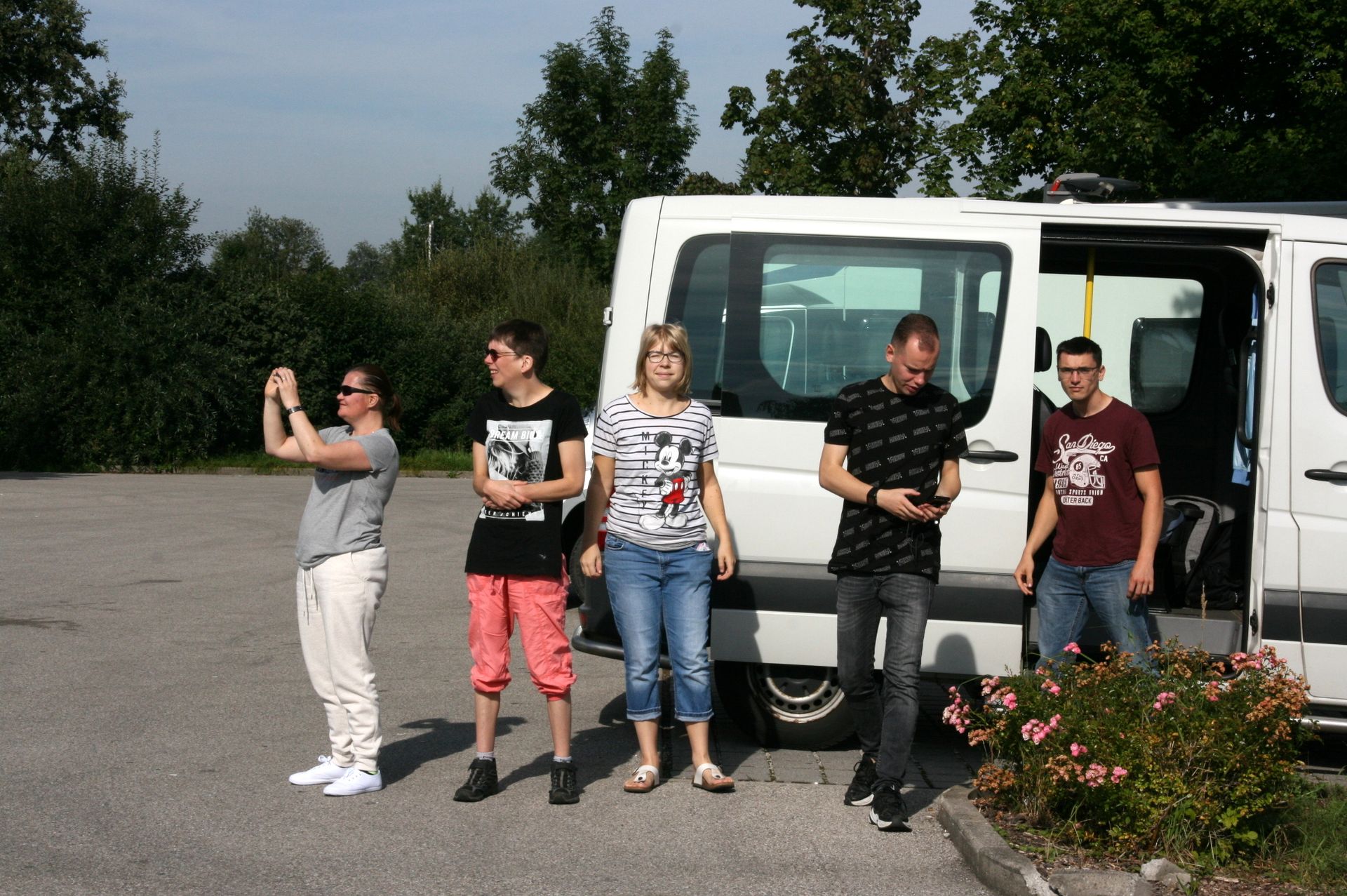 Blije groep reizigers in 2027