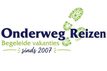Onderweg Reizen logo with dark blue text and green subtitle “Begeleide vakanties”
