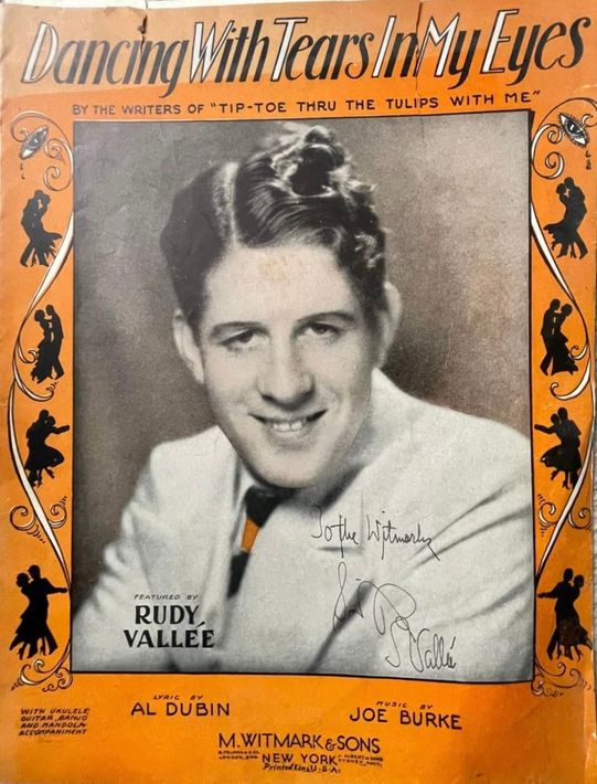 Oranje vintage albumhoes met een zwart-witportret van Rudy Vallée en de titel Dancing with Tears in My Eyes.