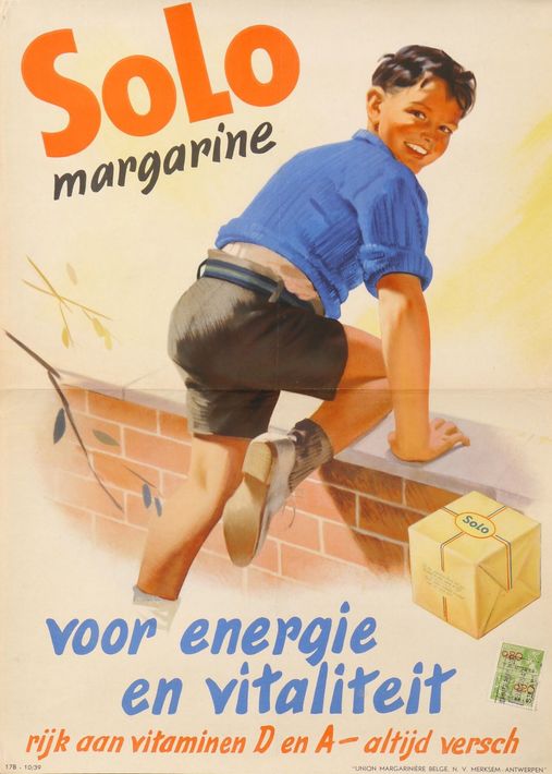 Vintage Solo margarine-advertentie met een lachend persoon die een bakstenen muur beklimt, gele boterblokken en Nederlandse tekst.