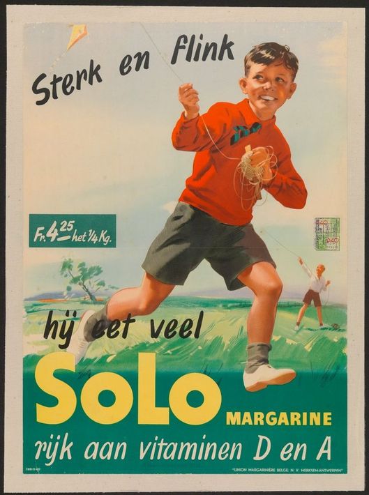 Vintage Solo margarine-advertentie met een lachende jongen in een rood shirt en een geel Solo-logo, die vitamine D en A promoot.