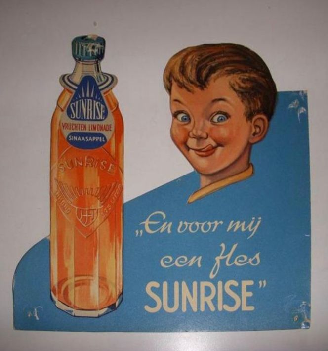 Vintage Sunrise frisdrankreclame met een lachende jongen, een oranje fles en een Nederlandse slogan op een blauwe achtergrond.