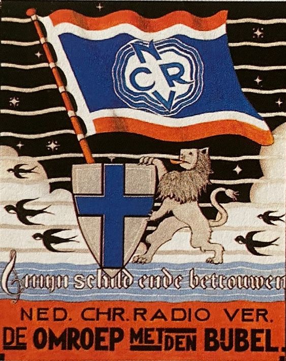 Nederlandse poster met zwart-rood-witte vlag, blauw kruisschild, leeuw en Radio Vereniging Nederland-tekst.