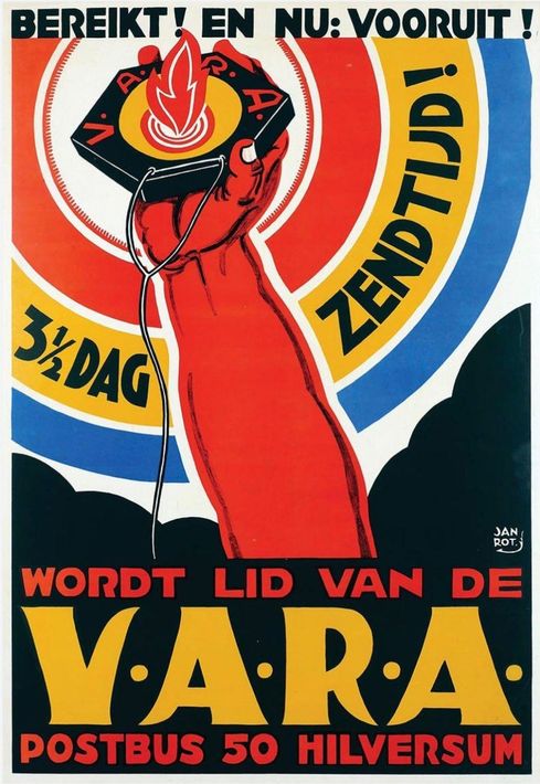 Vintage Nederlandse poster van een rode arm die een vlam vasthoudt, met opvallende gele en zwarte tekst op een blauwe achtergrond.