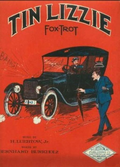 Vintage rode Tin-bladmuziekhoes van Lizzie Fox-Trot met een zwarte auto en een man in een blauw pak.