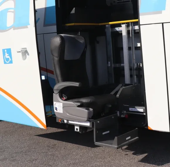 O interior de um ônibus com assentos acessíveis