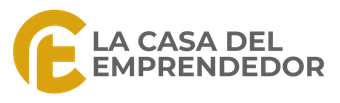 Logo de “La Casa del Emprendedor” con una C dorada estilizada y texto gris sobre fondo blanco.