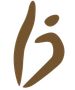 Un logo astratto, minimalista e di colore marrone, composto da una lunga curva verticale accanto a un punto e da una forma curva più piccola.