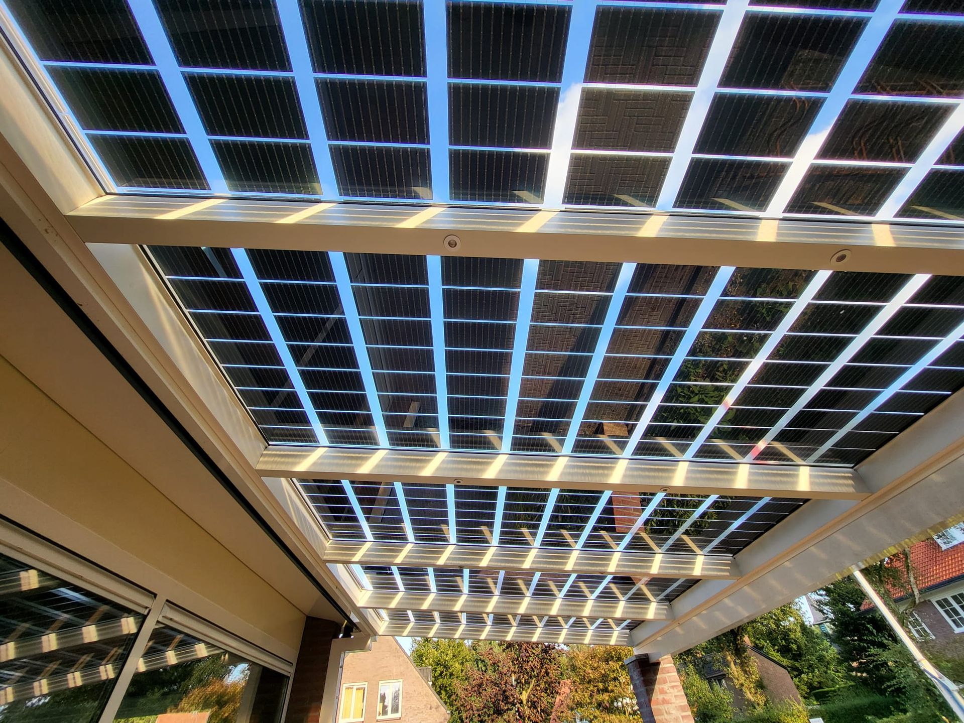 overkapping met zonnepanelen
