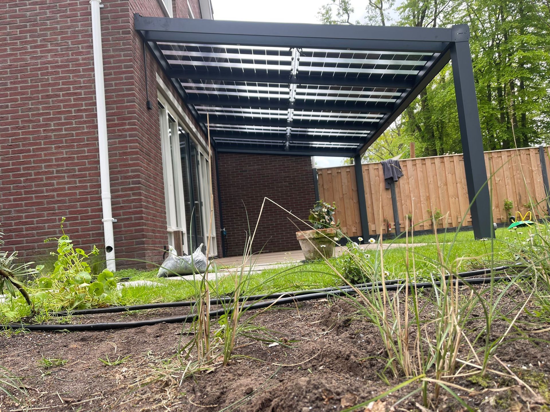 overkapping met zonnepanelen