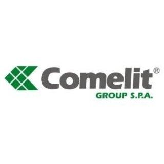 Logo per Comelit Group SPA caratterizzato da un'icona geometrica verde accanto al nome dell'azienda in testo grigio.