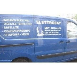 Un furgone di servizio blu con la scritta 