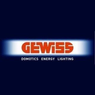 Il logo arancione di Gewiss su uno sfondo blu scuro, incorniciato da un fascio luminoso orizzontale bianco, con la scritta