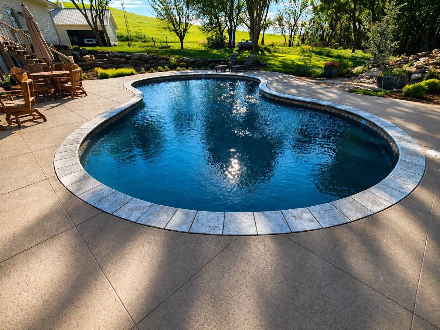 Figure 8 shaped pool on a backyard patio