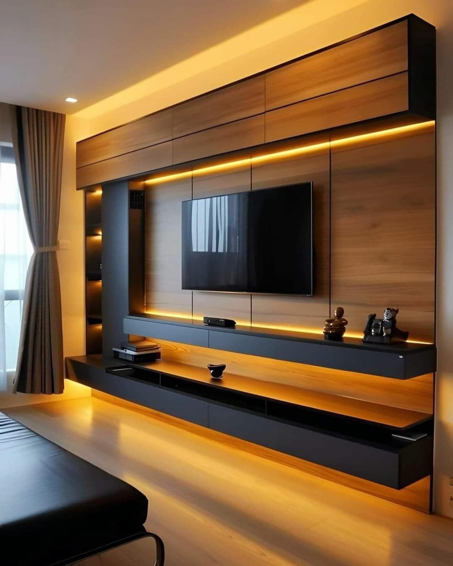 Moderno centro de entretenimiento en madera y negro con TV, estantes e iluminación incorporada.