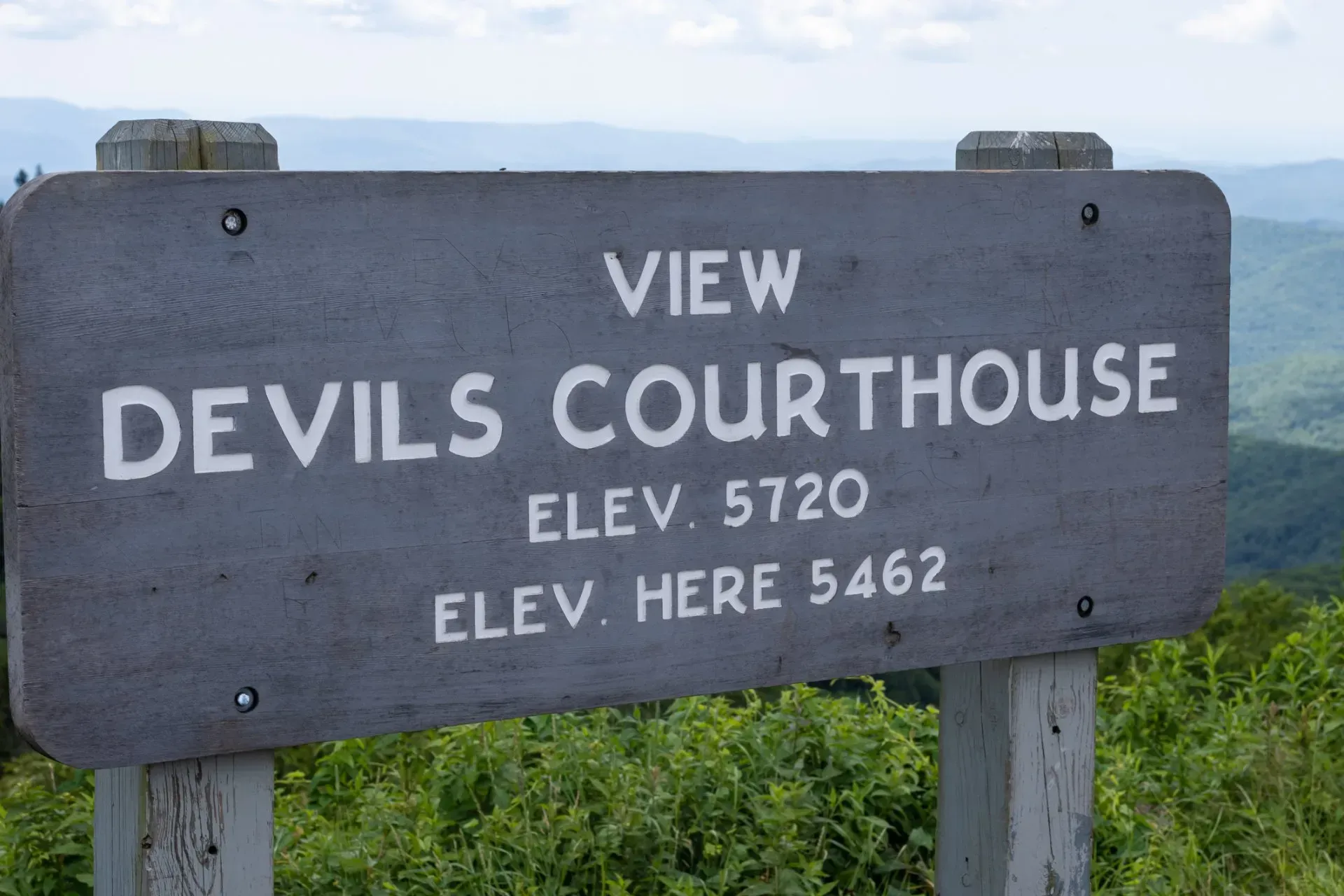 a sign that says view devils courthouse on it
