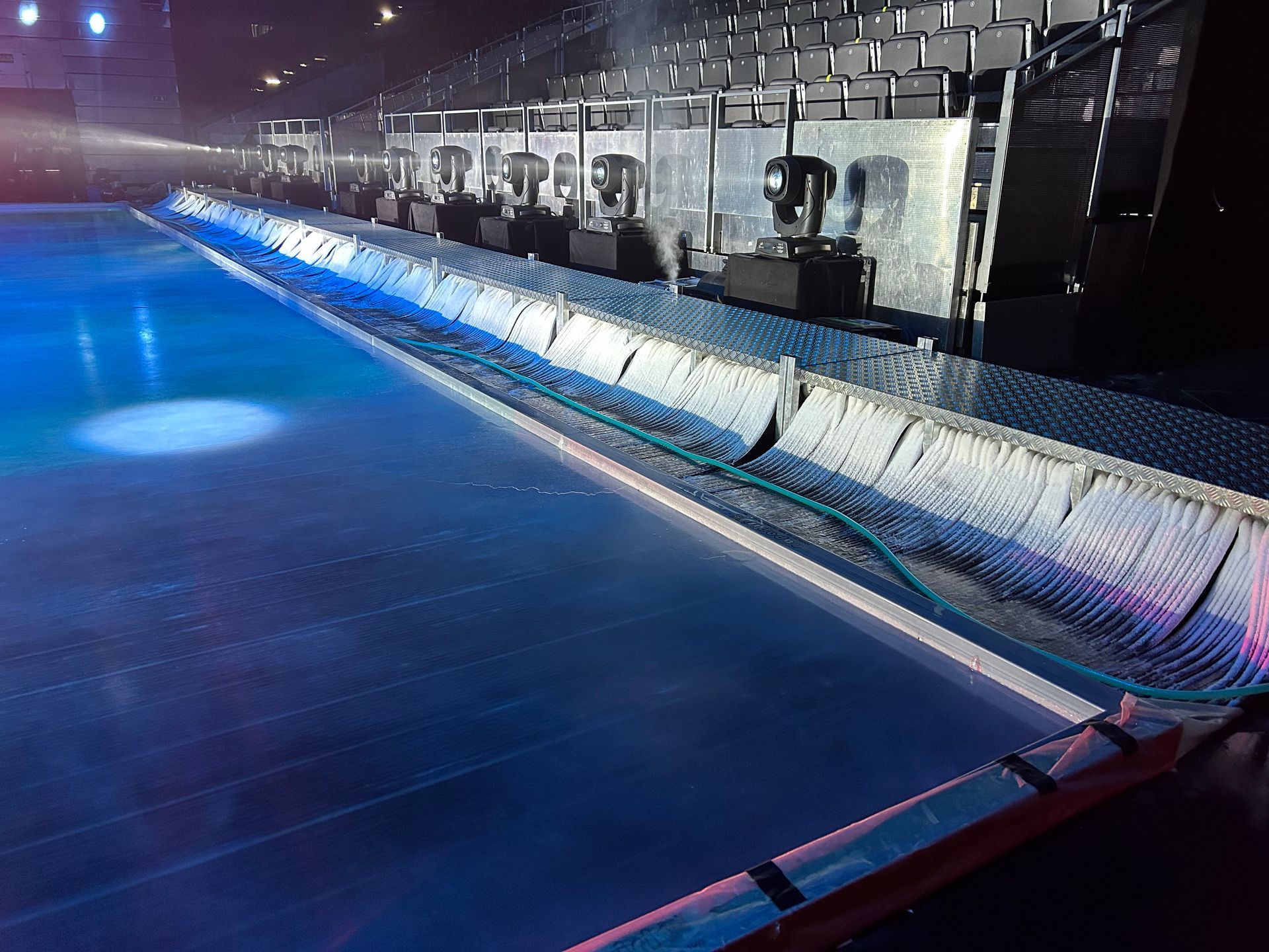 Una pista de hielo vacía con muchas luces encendidas.