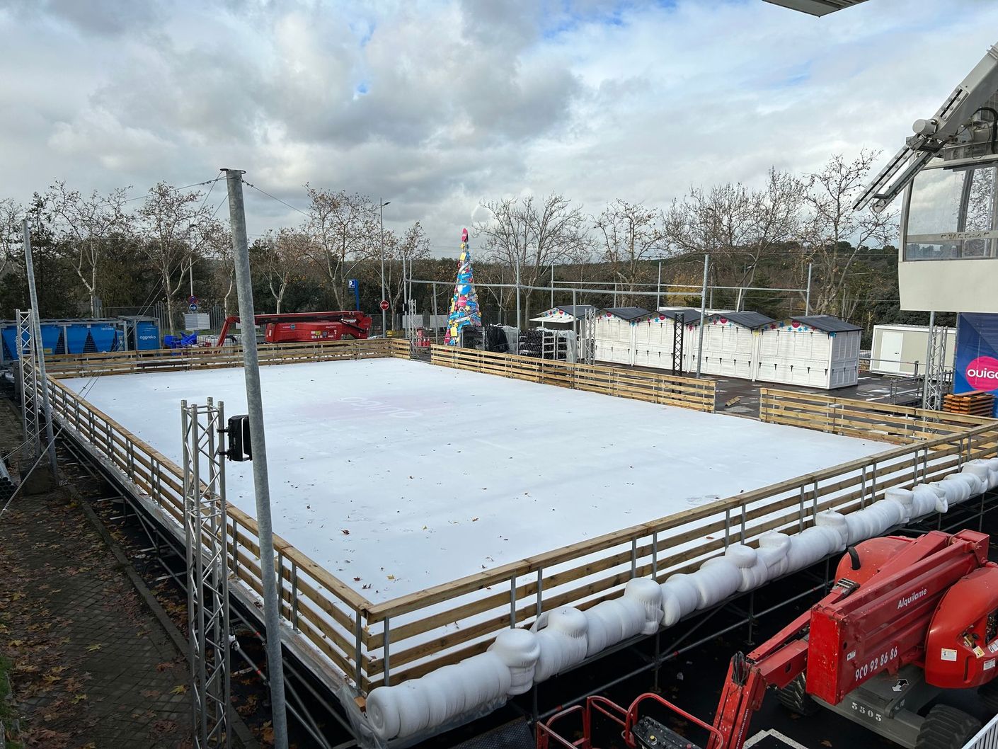 Se está construyendo una gran pista de hielo en un parque.