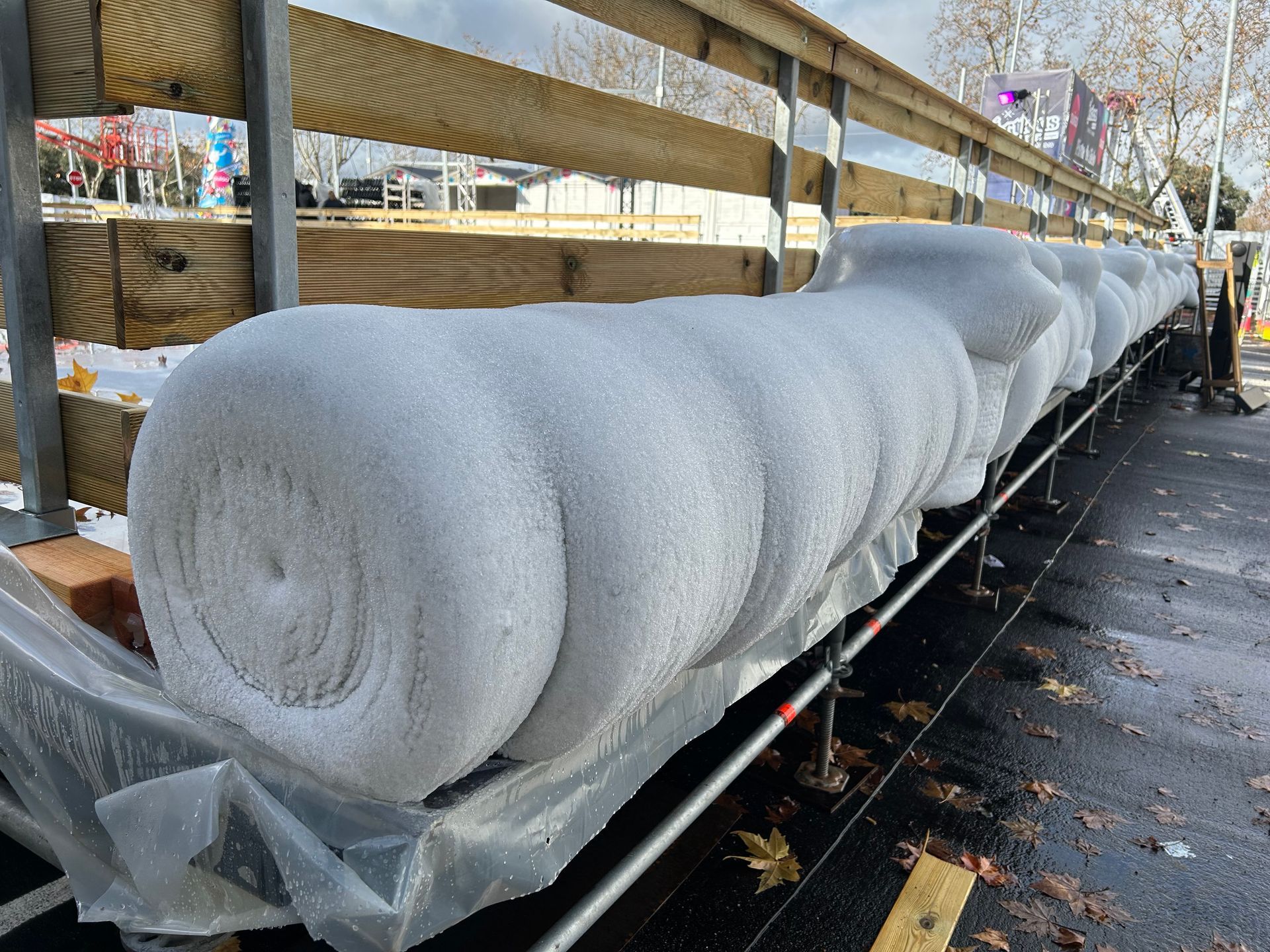 Una fila de rollos de espuma colocados encima de una barandilla de metal.