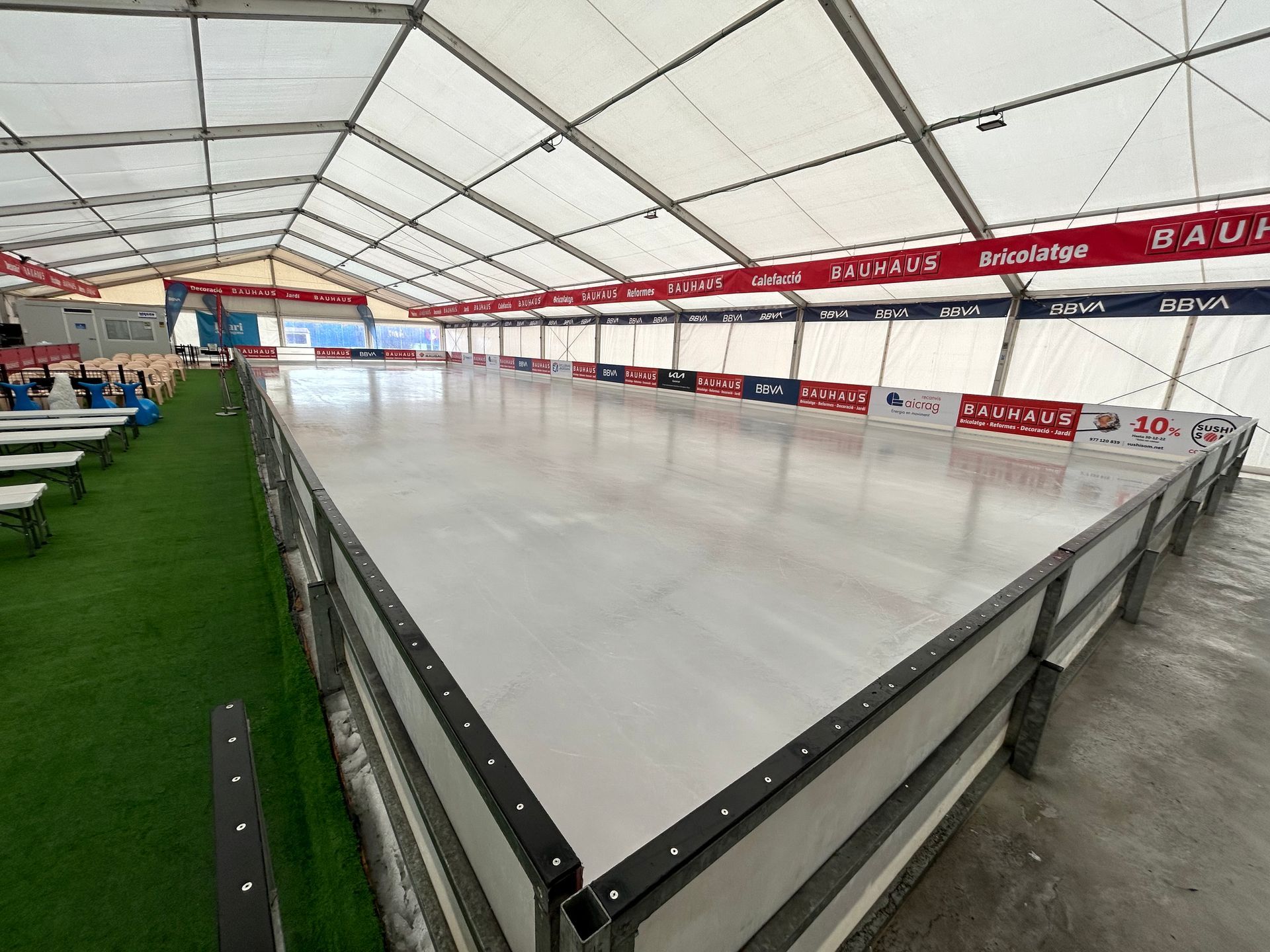 Pista de hielo móvil cubierta por una carpa blanca