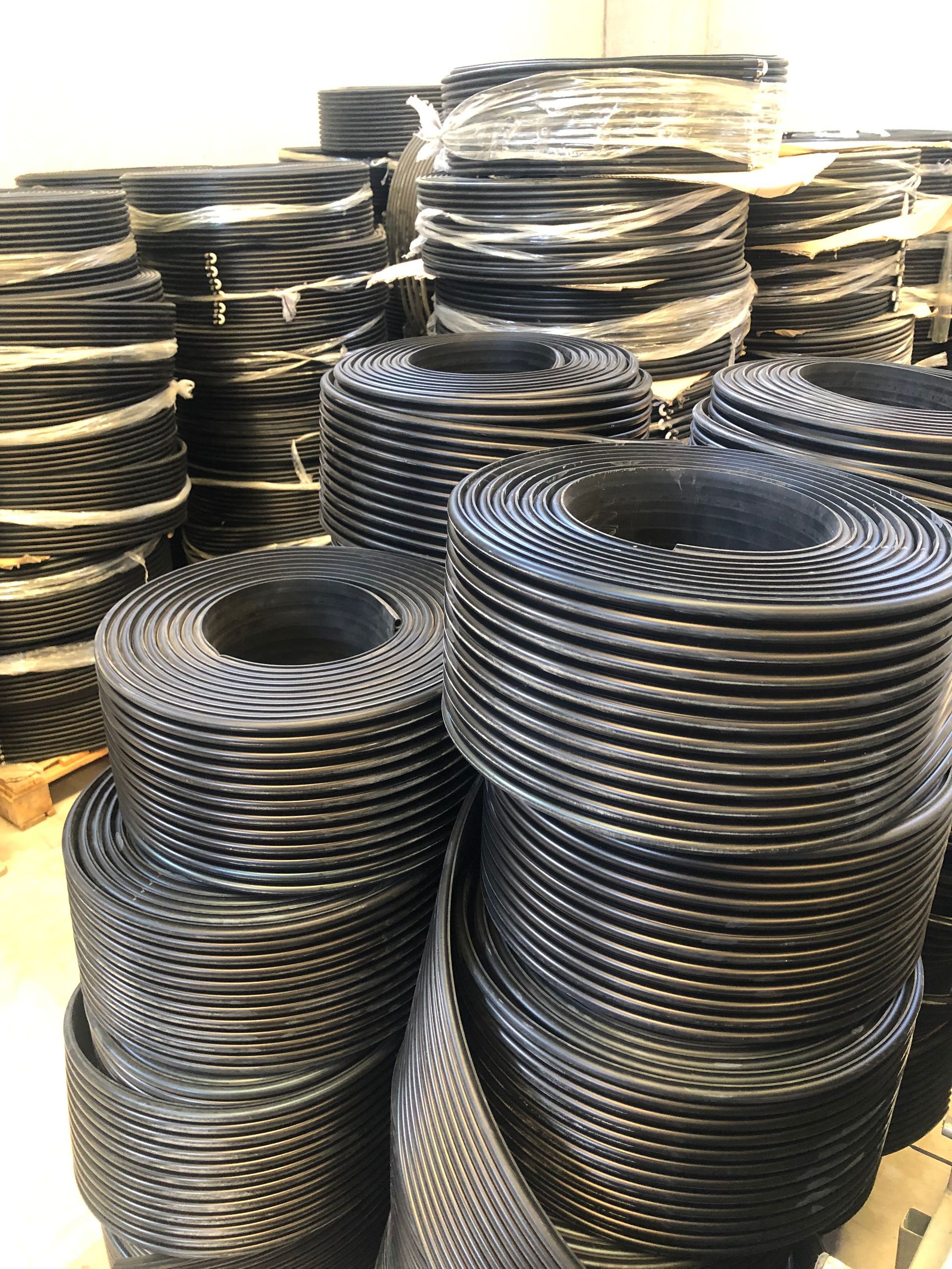 Un almacén lleno de muchos rollos de alambre negro.