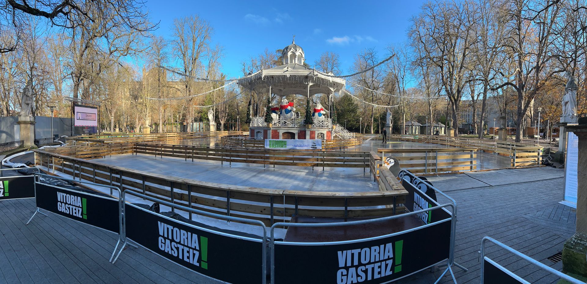 Una gran pista de hielo en un parque con un mirador al fondo.
