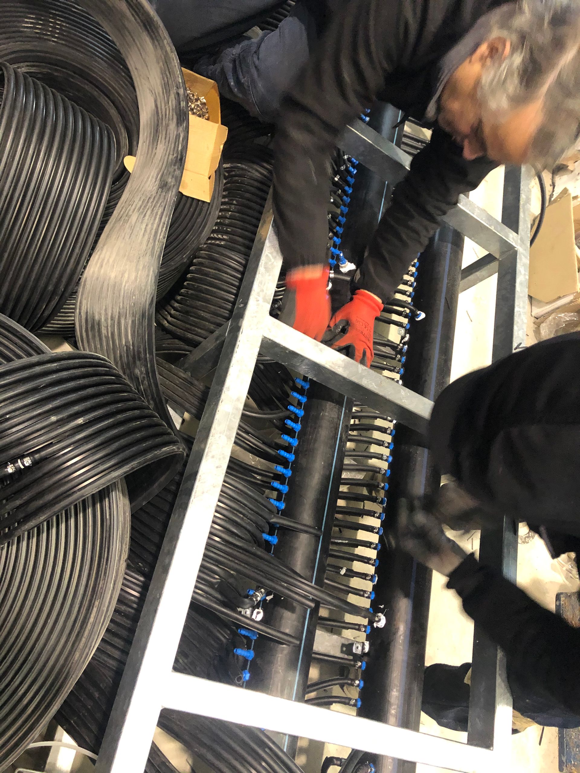 Un hombre está trabajando en una máquina en una fábrica.