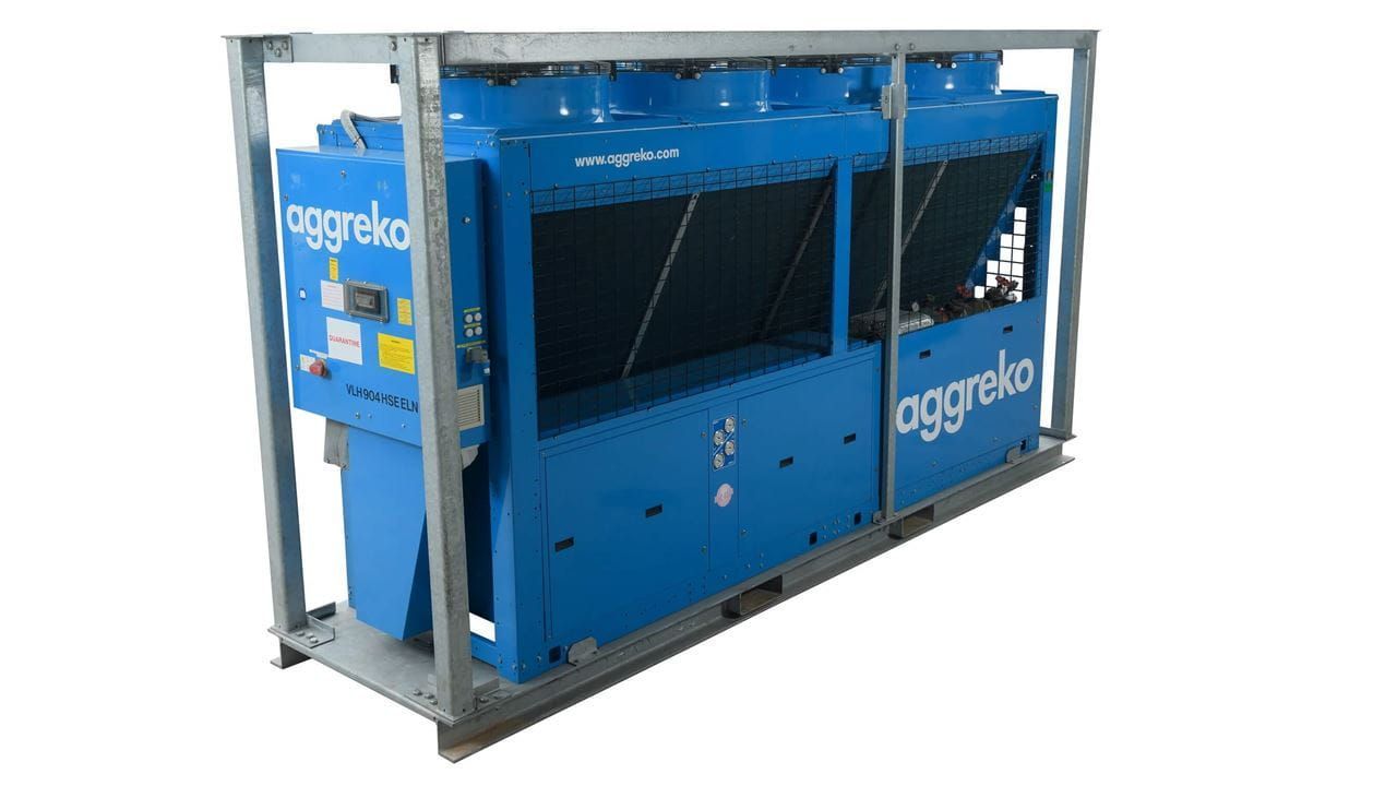Una máquina azul está sentada en un marco de metal sobre un fondo blanco.